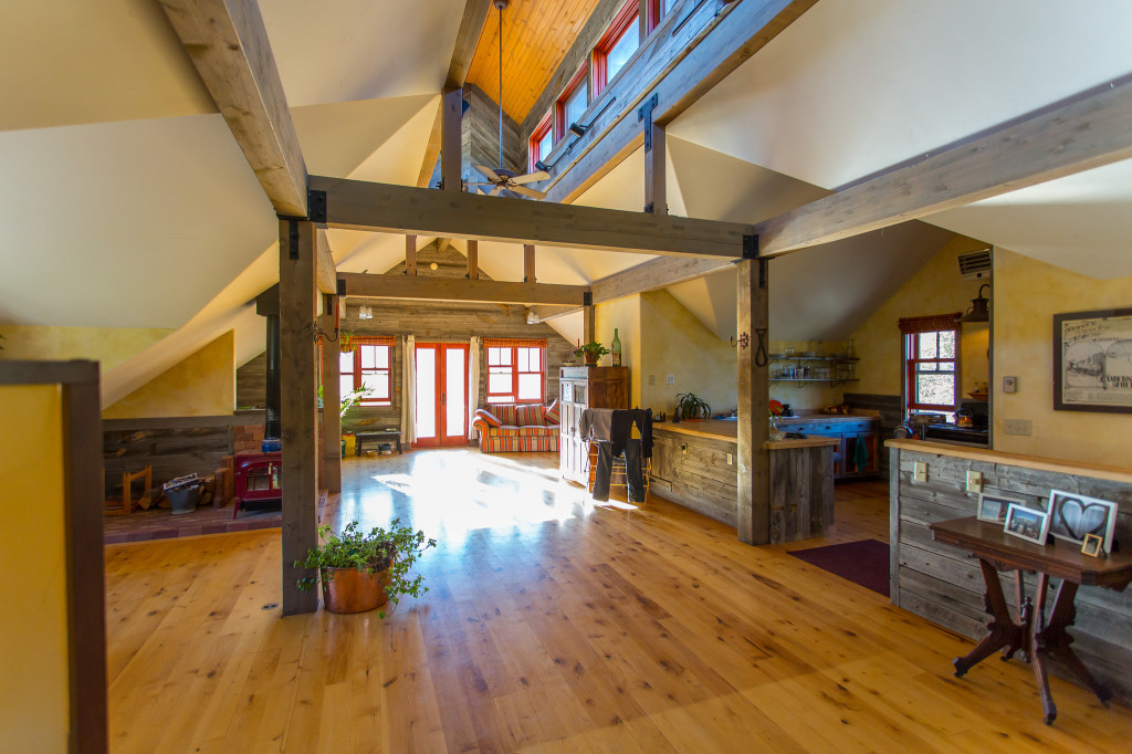 Studio caretaker apartment with kitchen, fireplace and deck.